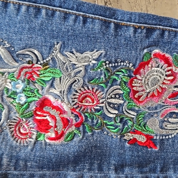 VENUS Floral Embroidered Blue Cropped  Jeans With Rhinestone Detailing - Picture 11 of 15